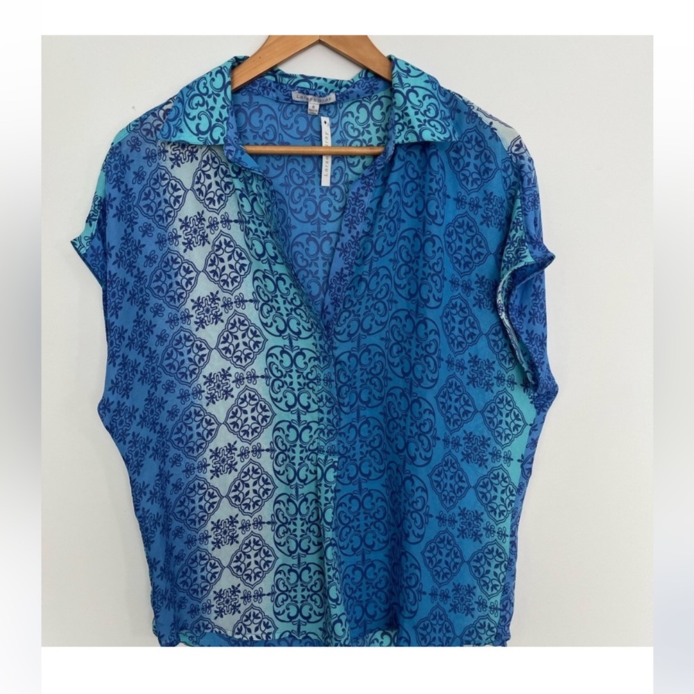 NWT Larsen Gray Blue Patterned
Women's blouse Size S